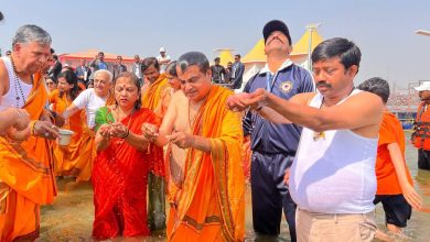 Mahakumbha Nagar Prayagraj News: Union Minister Nitin Gadkari took a bath in Triveni Sangam with his family, described Mahakumbh as a live expression of Sanatan culture