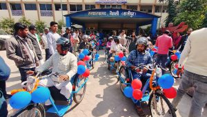 Bihar News-District Magistrate handed over battery operated tricycles to 15 disabled people
