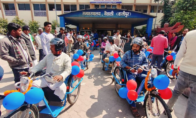Bihar News-District Magistrate handed over battery operated tricycles to 15 disabled people
