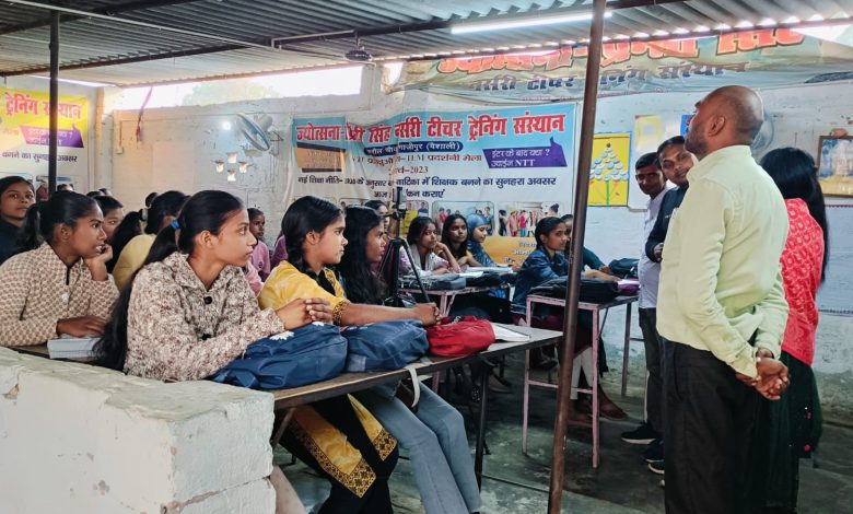Bihar News-Rajapakar--Teaching skills are being taught through games. As per the new education policy 2020, training is mandatory for becoming a nursery teacher in Bal Vatika.