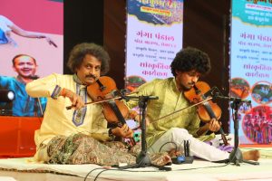 Mahakumbha Nagar Prayagraj News: Rahul Deshpande mesmerized the audience with classical bhajans. Mysore Manjunath enthralled the audience with his violin