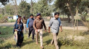 Bihar News- DM talked to farmers on the boundaries of the fields