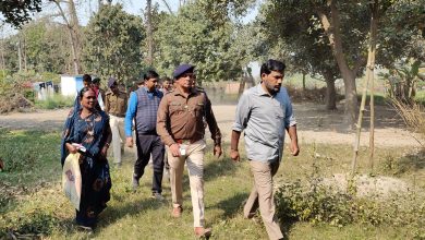 Bihar News- DM talked to farmers on the boundaries of the fields