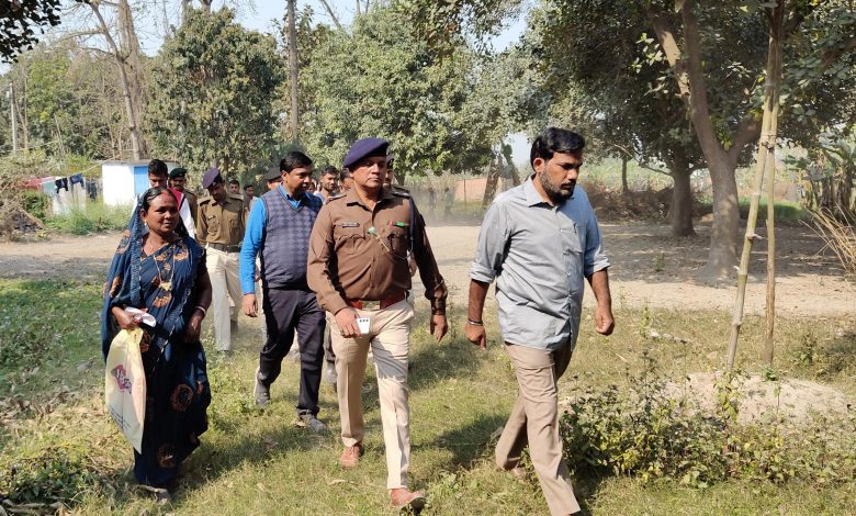 Bihar News- DM talked to farmers on the boundaries of the fields