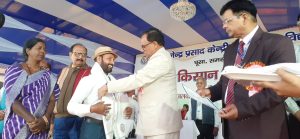 Bihar News-Rajapakar-- Two participants of Hariharpur Science Center, Vaishali including Mahanar resident Vijay Sah were awarded with excellence in beekeeping

 