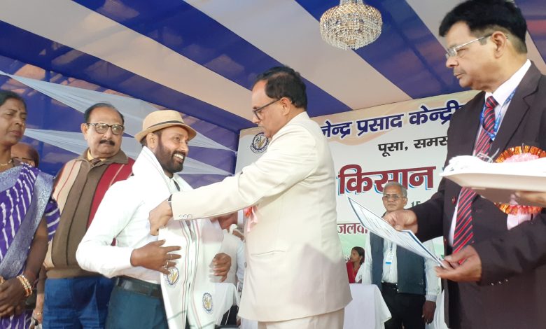 Bihar News-Rajapakar-- Two participants of Hariharpur Science Center, Vaishali including Mahanar resident Vijay Sah were awarded with excellence in beekeeping