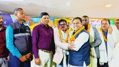 Bihar News-Rajapakar-- Various teachers of the block area were honored with the Graduate Level Legislative Council organized in Bhagwanpur in honor of Banshidhar Brijwasi.
