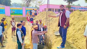 Bihar News-Rajapakar-- The foundation stone for the construction of a building for two classrooms received from the Education Department in the campus of the Government Higher Secondary School, Rajapakar was laid by the school's in-charge Principal Vijay Kumar.