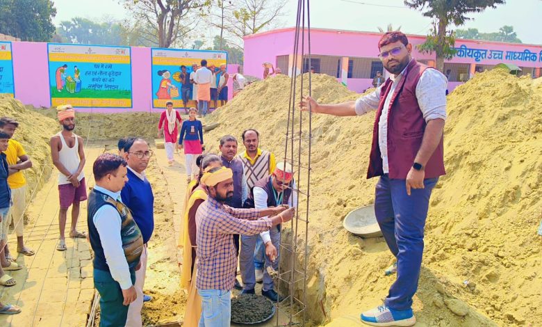 Bihar News-Rajapakar-- The foundation stone for the construction of a building for two classrooms received from the Education Department in the campus of the Government Higher Secondary School, Rajapakar was laid by the school's in-charge Principal Vijay Kumar.