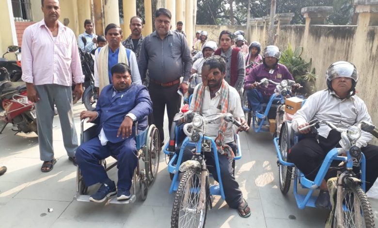 Bihar News Battery operated bicycles were given to the disabled at Buniyad Kendra Mahnar