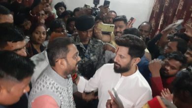 Bihar NewsRajapakar--Hajipur MP and Union Minister Chirag Paswan today on Sunday reached the residence of late journalist Arun Kumar Srivastava in Rajapakar market with dozens of workers.