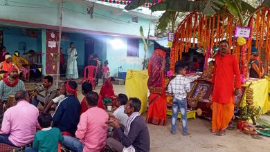 Bihar News-Rajapakar-- On the occasion of Mahashivratri today, a Kalash Yatra was taken out by 551 women at the Neelkanth Tapeshwar Nath temple located in Chauripar village ward number 8 of North Panchayat.