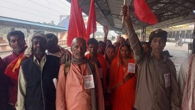 Bihar News- On the call of CPI ML, hundreds of people left from Lalganj, Akshayvatrai Nagar railway station today to join the Badlo Bihar Mahajutan organized at Patna Gandhi Maidan on March 2, 2025.
