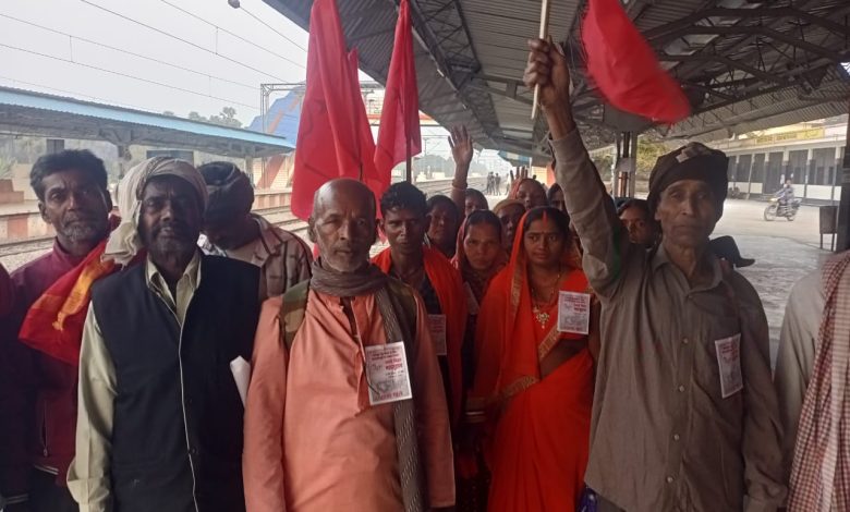 Bihar News- On the call of CPI ML, hundreds of people left from Lalganj, Akshayvatrai Nagar railway station today to join the Badlo Bihar Mahajutan organized at Patna Gandhi Maidan on March 2, 2025.
