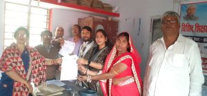 Bihar News-राजापाकर --बीआरसी भवन राजापाकर के परिसर में नियोजित शिक्षकों को सक्षमता परीक्षा उत्तीर्ण होने के पश्चात विशिष्ट शिक्षक के रूप में नियुक्ति पत्र का वितरण समारोह का आयोजन किया गया