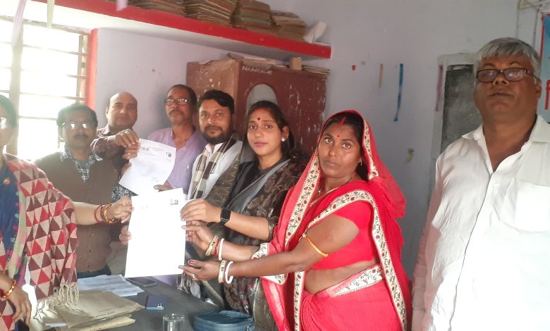 Bihar News-राजापाकर --बीआरसी भवन राजापाकर के परिसर में नियोजित शिक्षकों को सक्षमता परीक्षा उत्तीर्ण होने के पश्चात विशिष्ट शिक्षक के रूप में नियुक्ति पत्र का वितरण समारोह का आयोजन किया गया