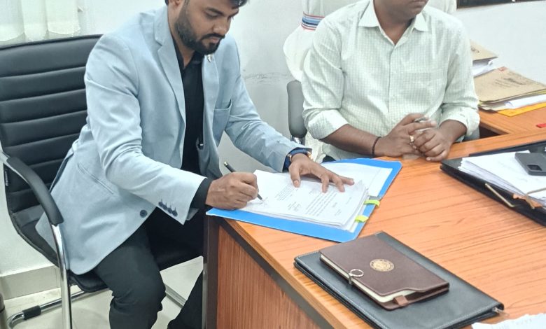 Bihar News-Rajapakar-- Saurabh Kumar Baranwal joined as trainee Block Development Officer in Block Office Rajapakar today on Wednesday