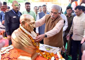 Lucknow News: Minister Rakesh Sachan inaugurated the 5-day Khadi and Village Industries Exhibition on the occasion of Holi festival