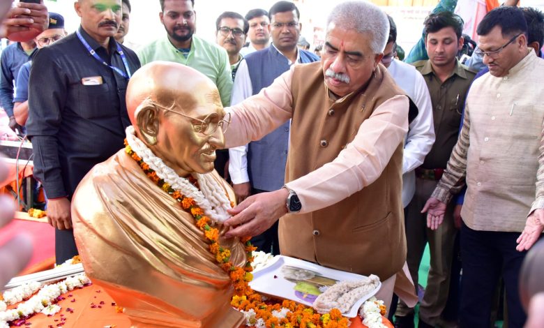 Lucknow News: Minister Rakesh Sachan inaugurated the 5-day Khadi and Village Industries Exhibition on the occasion of Holi festival
