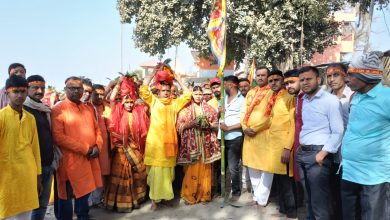 Bihar News-Rajapakar-- A grand Kalash Yatra was taken out by 551 women on Thursday today in connection with the 24-hour Ashtayam Yagna to be held from tomorrow Friday in the premises of the Mata Kali and Hanuman Temple located in Harpur Mukunda village of Jaffarpatti Panchayat.