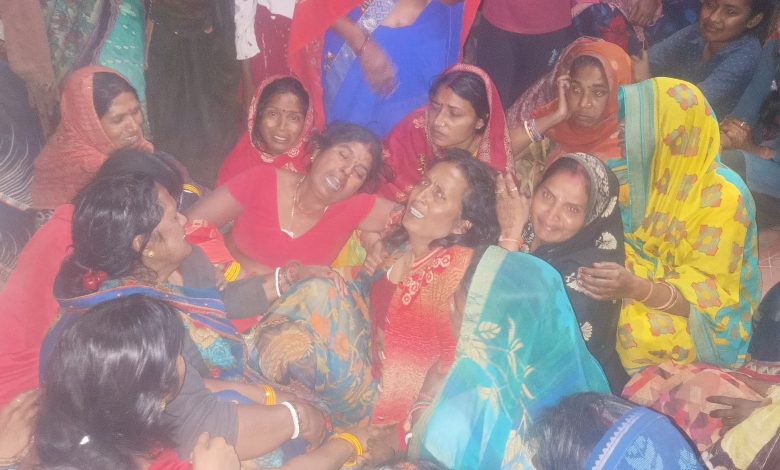 Bihar News-राजापाकर --बखरी बड़ाई पंचायत के फरीदपुर ग्राम निवासी सेवानिवृत सैनिक फुलास सिंह के 28 वर्षीय माइक्रोफाइनेंस कंपनी में ऑडिटर के पद पर कार्य कर रहे पुत्र विकास कुमार के बीते रात्रि दलसिंहसराय में संदिग्ध अवस्था में मौत हो गई