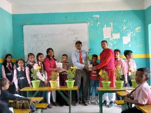 Bihar News-Rajapakar-- On the birthday of class 4 students Utkarsh Kumar and Mannat Kumari in KCI school premises, they were congratulated by presenting a tree in the school premises today.