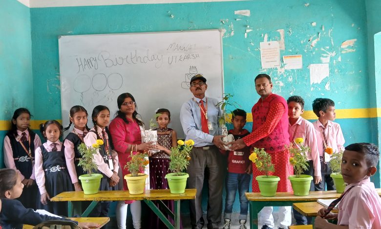 Bihar News-Rajapakar-- On the birthday of class 4 students Utkarsh Kumar and Mannat Kumari in KCI school premises, they were congratulated by presenting a tree in the school premises today.