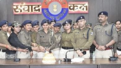 BiharNews On the occasion of International Women's Day, Bettiah Superintendent of Police cut a cake and wished the female police personnel