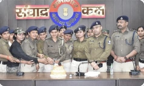 BiharNews On the occasion of International Women's Day, Bettiah Superintendent of Police cut a cake and wished the female police personnel