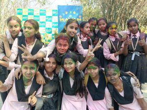 Bihar News-Rajapakar - Students and teachers played traditional Holi on Wednesday in the premises of KCI school located in Rajapakar Southern Panchayat of the block area. The students of the school greeted each other on Holi by applying Abir Gulal.