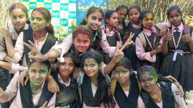 Bihar News-Rajapakar - Students and teachers played traditional Holi on Wednesday in the premises of KCI school located in Rajapakar Southern Panchayat of the block area. The students of the school greeted each other on Holi by applying Abir Gulal.