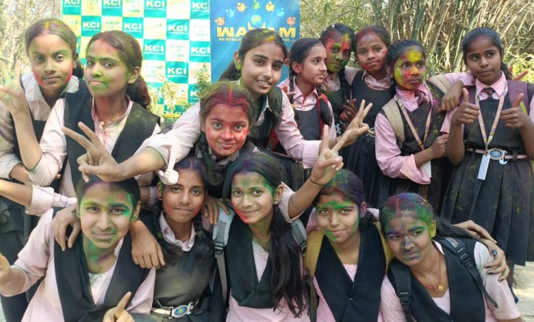 Bihar News-Rajapakar - Students and teachers played traditional Holi on Wednesday in the premises of KCI school located in Rajapakar Southern Panchayat of the block area. The students of the school greeted each other on Holi by applying Abir Gulal.