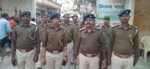 Bihar News-Rajapakar-- Police station in-charge Bina Kumari took out a flag march to ensure peaceful celebration of Holi festival in the police station area