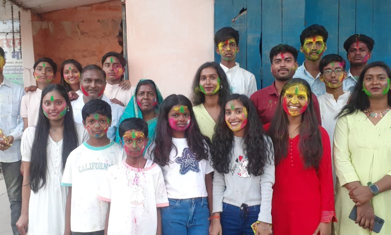 Bihar News-Rajapakar-- Holi, the festival of colors, was celebrated peacefully in the block area in an atmosphere of joy, enthusiasm and brotherhood