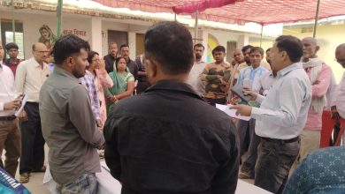 Bihar News: Today SDM Mahua and Civil Surgeon and Officer in Charge inspected the Primary Health Center