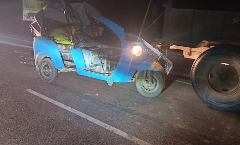 BiharNews A tempo full of passengers collided with a parked trolley, four dead, one injured