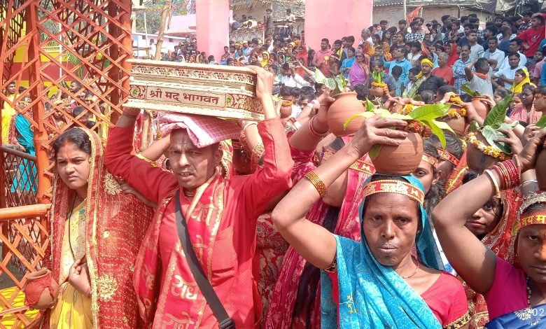 Bihar News:राजापाकर थाना अंतर्गत बरांटी थाना क्षेत्र के फुहारा बाजार में श्री मननारायण सेवा फाउंडेशन के तत्वाधान में समाज के सहयोग से भव्य कलश यात्रा निकाली गई