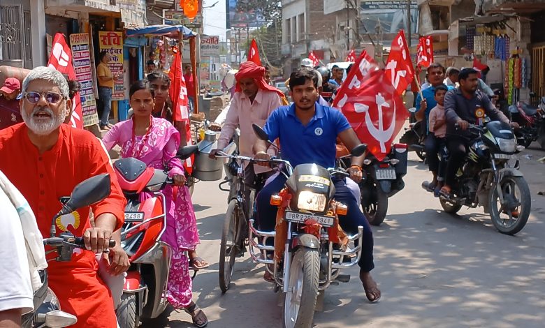 BiharNews भाकपा द्वारा बेतिया में निकाली गई बाइक रैली शहीद भगत सिंह की प्रतिमा पर किया गया माल्यार्पण
