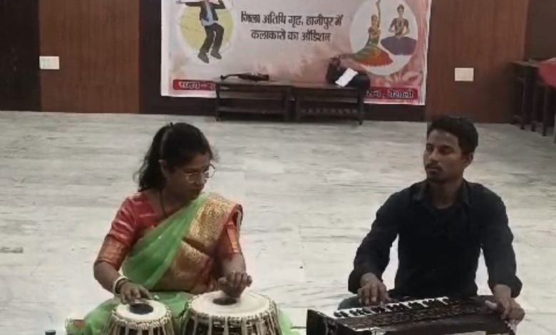 Bihar News: Auditions of local artists are going on for performance in Vaishali Mahotsav