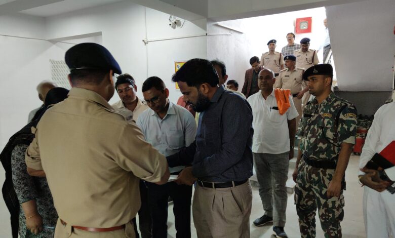 Bihar News: DM and SP inspected the EVM warehouse