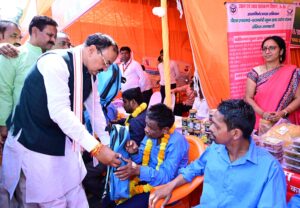 Bihar News: Rakesh Kumar Singh was presented with a shawl and a bouquet of flowers at the Hajipur District Bar Association building in Vaishali office
