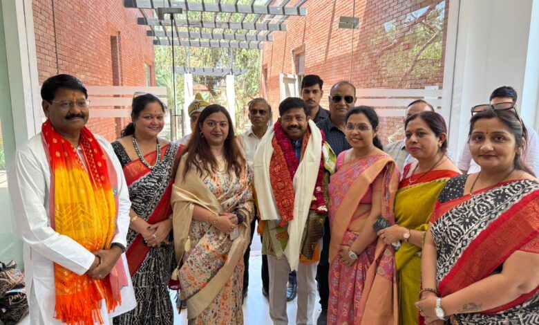 Agra News: Cabinet Minister Shri Nand Gopal Gupta Nandi was welcomed by the Women Vaishya Samaj Organization of Agra district