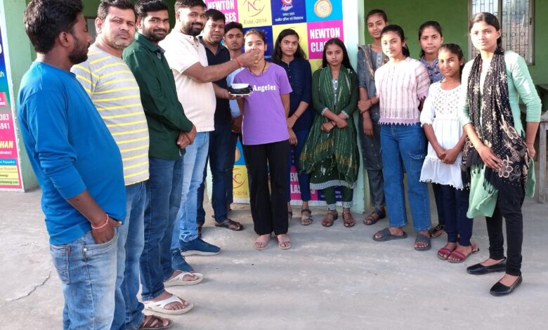 Bihar News:-Rajapakar. As soon as the result of Bihar Board Matriculation exam came, the faces of the students of Rajapakar blossomed with joy