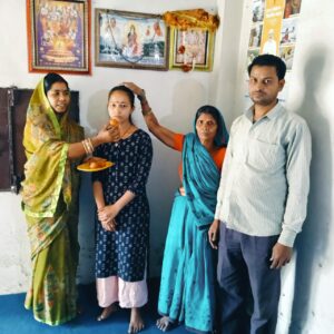 Bihar News:-Rajapakar-- Savitri Kumari, daughter of a bicycle mechanic, has brought laurels to the block by scoring 470 marks
