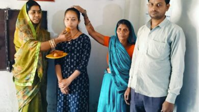 Bihar News:-Rajapakar-- Savitri Kumari, daughter of a bicycle mechanic, has brought laurels to the block by scoring 470 marks