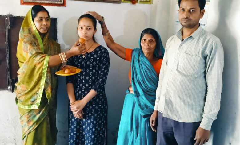 Bihar News:-Rajapakar-- Savitri Kumari, daughter of a bicycle mechanic, has brought laurels to the block by scoring 470 marks