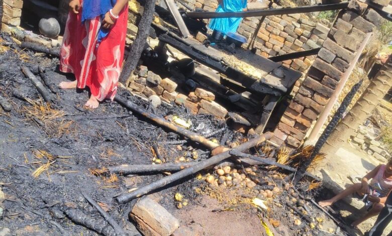 Bihar News:-Rajapakar- Due to a fire at 10 o'clock this morning, the houses of six families in Panchai Jagdish village of Bhalui Panchayat were burnt to ashes.