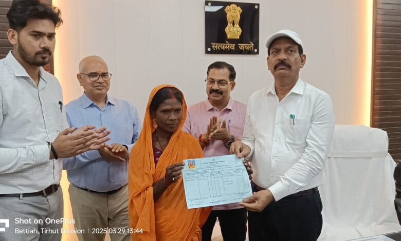 BiharNews District Officer provided Basgit certificate to 103 landless people