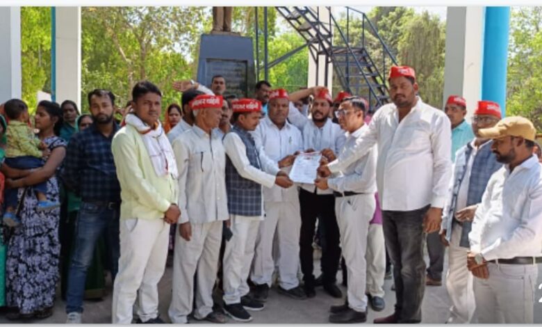 Ambedkar Nagar News - Under the leadership of SP MLA Hon'ble Tribhuvan Dutt ji, a memorandum was given to Her Excellency the President through the District Magistrate of Ambedkar Nagar.