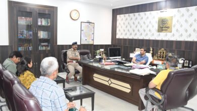 Prayagraj News: Review meeting by the District Magistrate to find solutions to the problems of traffic disruption due to illegal bus stands, illegal parking of illegal buses, illegal operation, rent and unauthorized parking